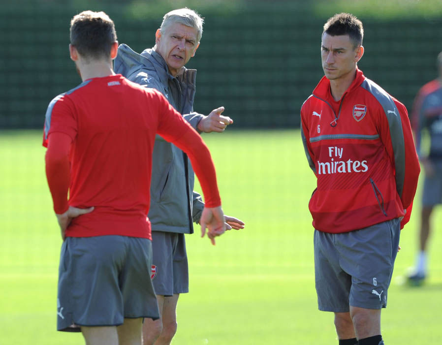 Đề cao cảnh giác là những gì Wenger muốn cặp trung vệ này nhớ rõ. Ảnh: Internet.