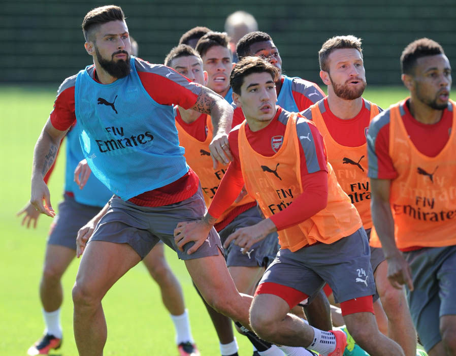 Các cầu thủ Arsenal quyết tâm có được chiến thắng trong ngày kỷ niệm 20 năm Wenger dẫn dắt Arsenal. Ảnh: Internet.