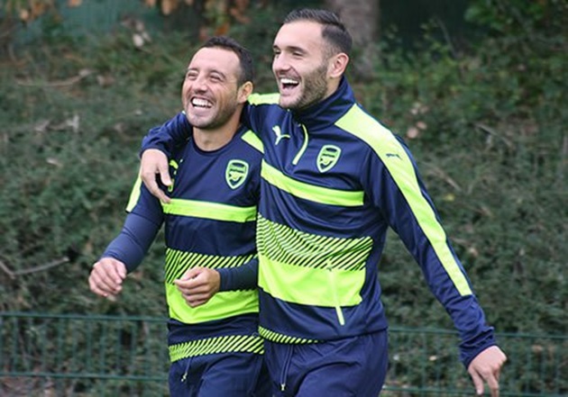 Santi Cazorla và Lucas Perez tỏ ra rất thân thiết với nhau. Ảnh: Internet.