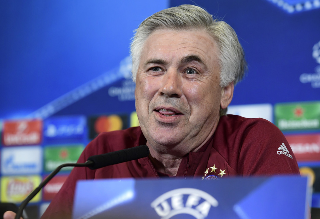 Carlo Ancelotti tỏ ra thoải mái trong phòng họp báo. Ảnh: Internet.
