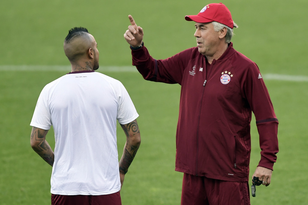 Trên sân tập, ông cũng tỏ ra rất vui vẻ với học trò. Ảnh: Internet.