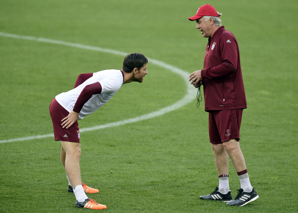 Nhưng không quên dặn dò từng người trước trận đấu trên sân Vicente Calderon. Ảnh: Internet.