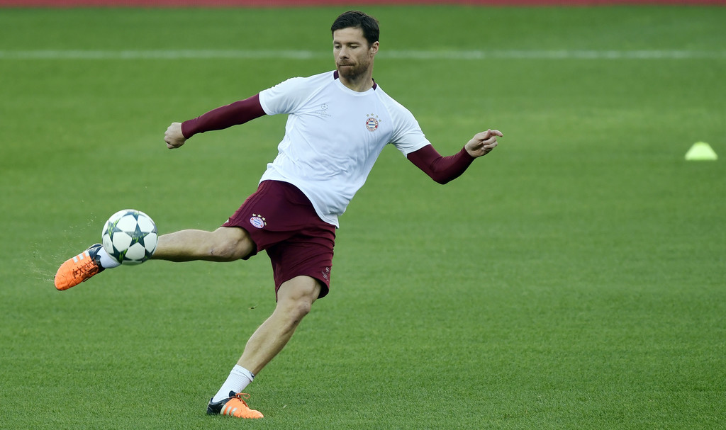 Xabi Alonso một lần nữa trở lại sân nhà của Atletico Madrid, nơi anh từng đến đây khi còn thi đấu cho Real Madrid. Ảnh: Internet.