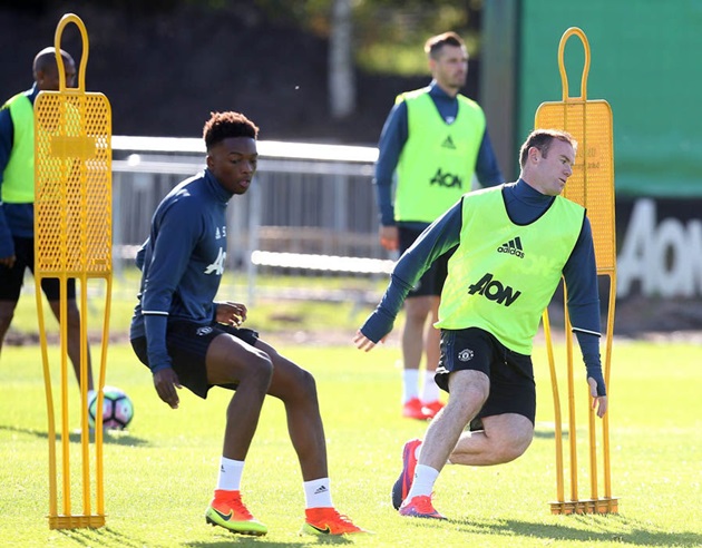 Sao trẻ Matty Willock và Wayne Rooney tích cực trong buổi tập. Ảnh: Internet.