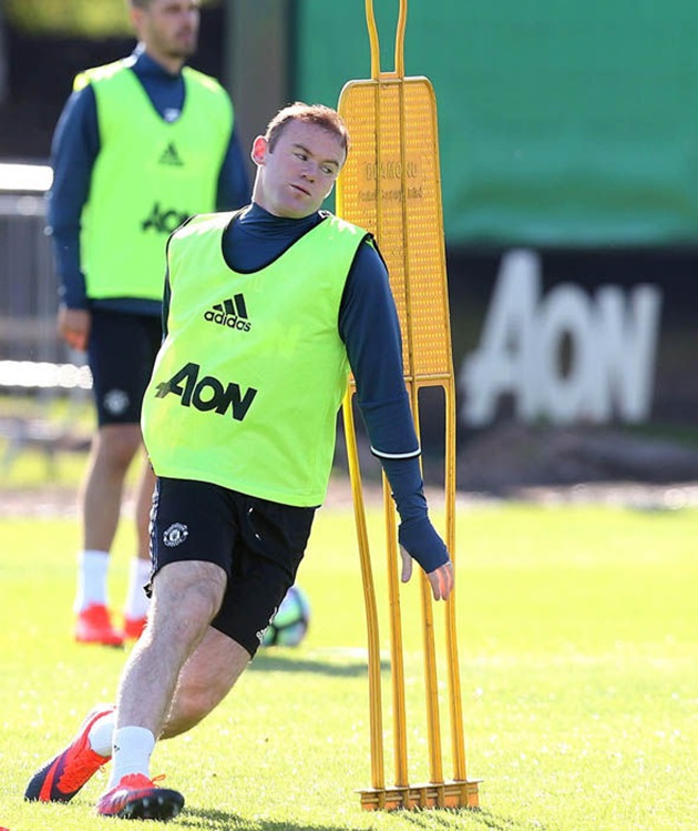 Rooney phải chịu rất nhiều áp lực trong những ngày gần đây, NHM cho rằng anh nên ngồi dự bị. Ảnh: Internet.