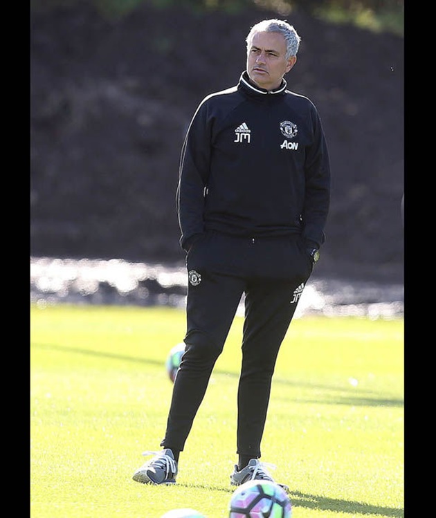 Jose Mourinho cũng úp mở về khả năng ra sân của Rooney, ông nói rằng cần phải chờ ý kiến từ đội ngũ y tế. Ảnh: Internet.