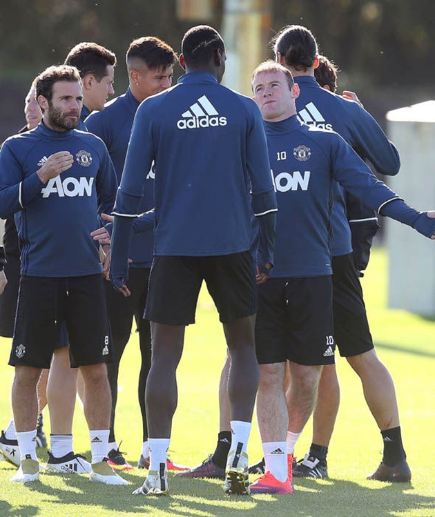 Một cuộc hội ý nhỏ giữa Juan Mata, Rooney và Paul Pogba. Ảnh: Internet.