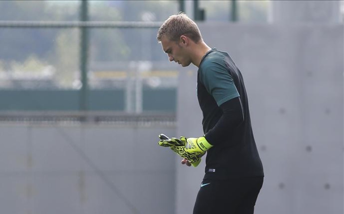 Cillessen bị chấn thương mắt cá chân phải. Ảnh: Internet.