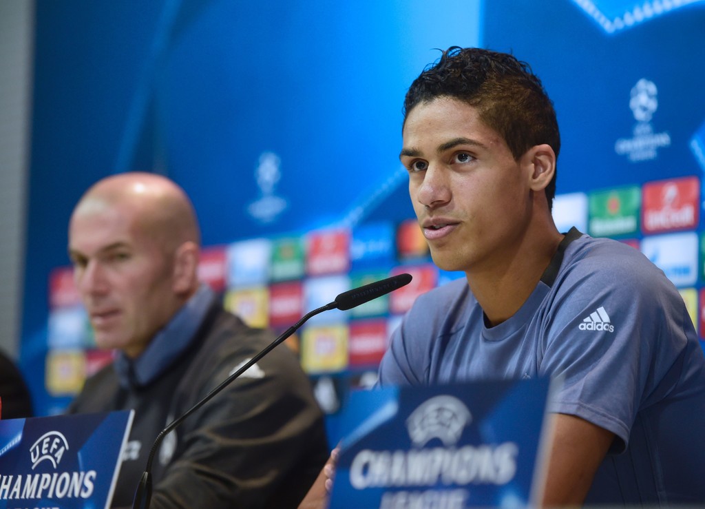 Zinedine Zidane và trung vệ Raphael Varane tự tin trong buổi họp báo trước trận đấu. Ảnh: Internet.