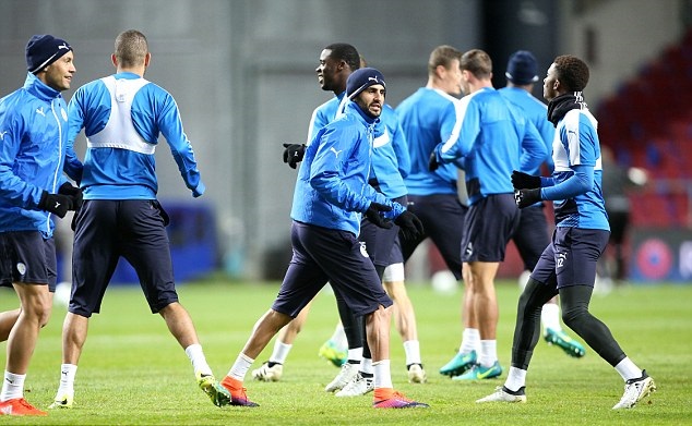 Riyad Mahrez và các đồng đội khởi động trước buổi tập. Ảnh: Internet.
