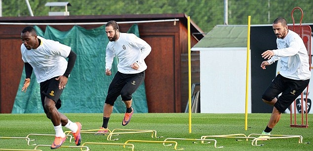 Kwando Asamoah, Gonzalo Higuain và Leonardo Bonucci tập luyện trên sân. Ảnh: Internet.