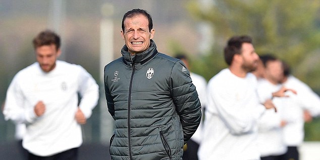 HLV Massimiliano Allegri theo dõi các học trò tập luyện. Ảnh: Internet.