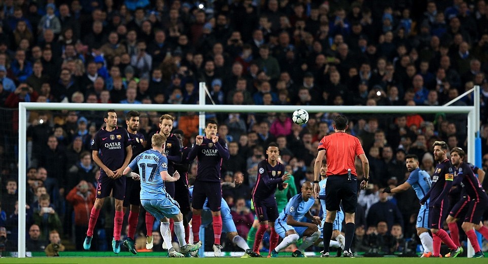 Kevin De Bruyne đưa đội chủ nhà vượt lên với cú sút phạt mẫu mực. Ảnh: Internet.