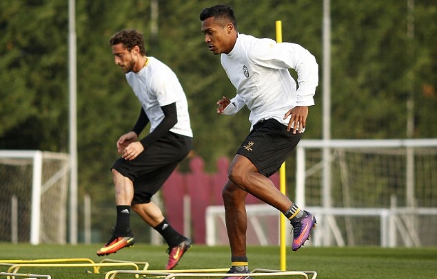 Marchisio và hậu vệ Alex Sandro hoàn thành các bài tập trên sân. Ảnh: Internet.