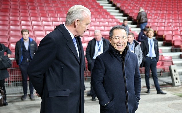 Chủ tịch Vichai Srivaddhanaprabha đến tận sân tập để theo dõi cầu thủ của mình chuẩn bị trước trận đấu. Ảnh: Internet.