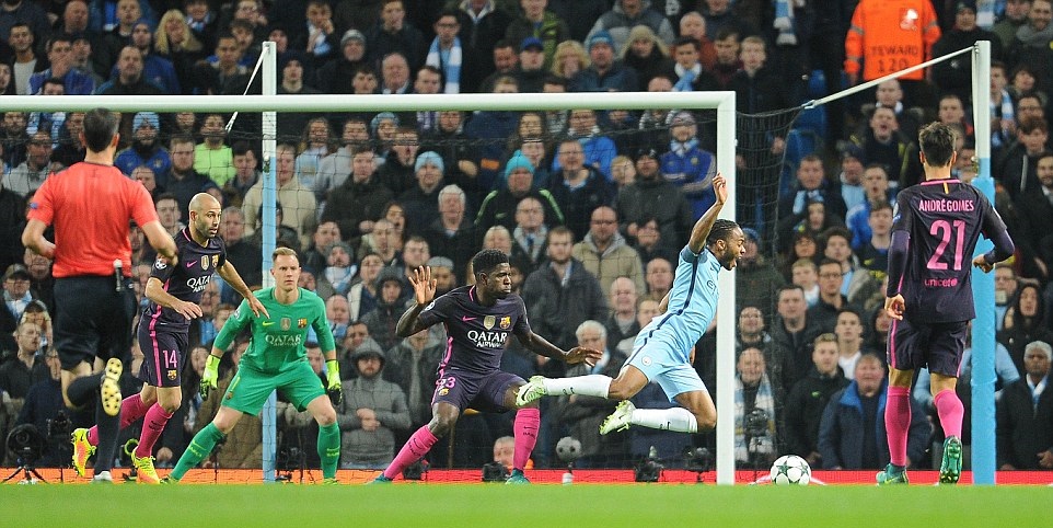 Raheem Sterling ngã trong vòng cấm sau pha tranh chấp với Samuel Umtiti. Ảnh: Internet.