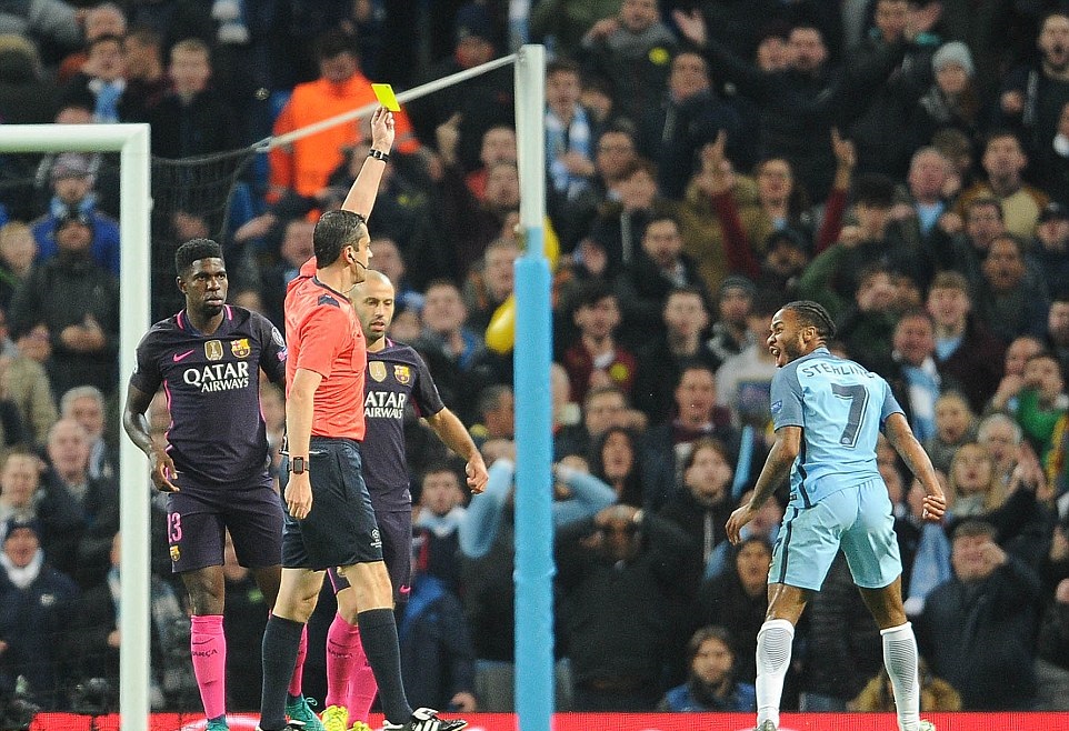 Tuy nhiên trọng tài đã tặng cho cầu thủ người Anh một thẻ vàng vì lỗi ăn vạ. Ảnh: Internet.