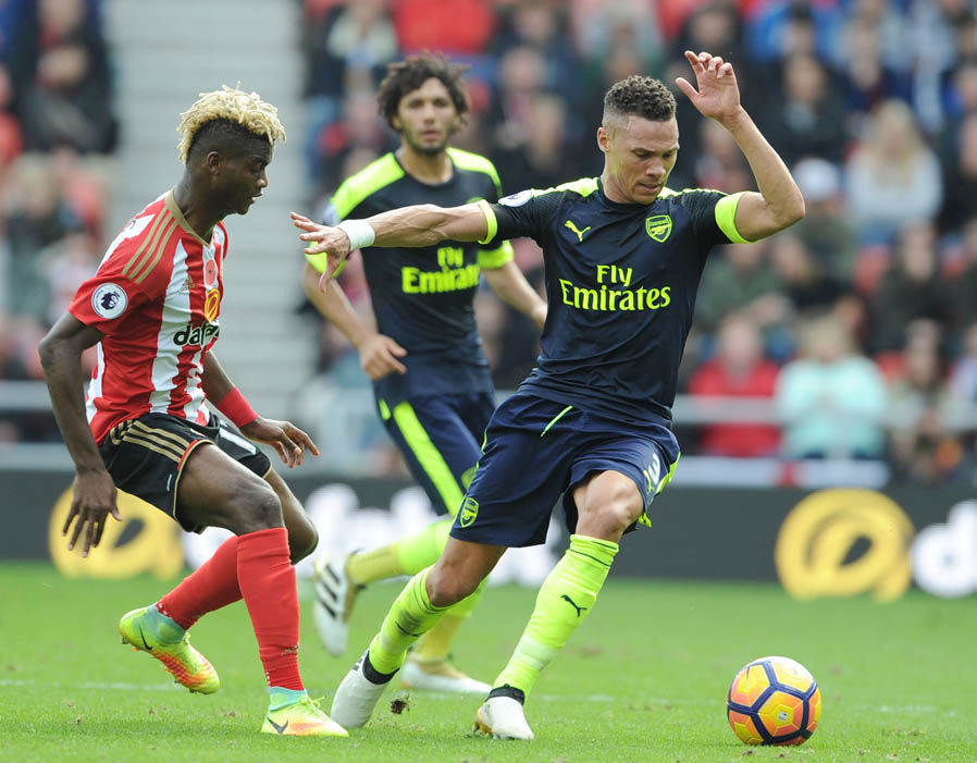Kieran Gibbs dính chấn thương vai trong trận thắng của Arsenal trước Ludogorets. Ảnh: Internet.