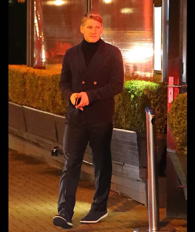 Cầu thủ 32 tuổi rời khỏi nhà hàng Piccolino ở Hale, Cheshire. Ảnh: Internet.