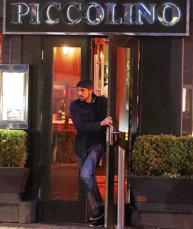 HLV Veljko Paunovic của Chicago Fire rời nhà hàng ngay sau Bastian. Ảnh: Internet.