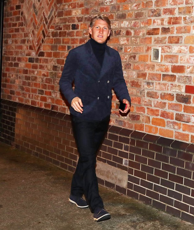 Khi được các tay săn tin hỏi liệu M.U sẽ thanh toán nốt số tiền còn lại trong hợp đồng, Schweinsteiger chỉ trả lời: "Tôi không biết!" Ảnh: Internet.