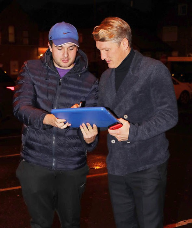 Anh còn vui vẻ ký tặng một CĐV trên đường. Ảnh: Internet.