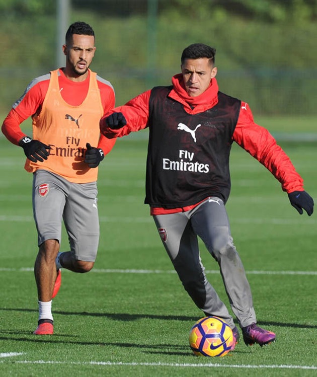 Alexis Sanchez tập luyện tích cực sau khi trở lại từ Chile. Ảnh: Express.