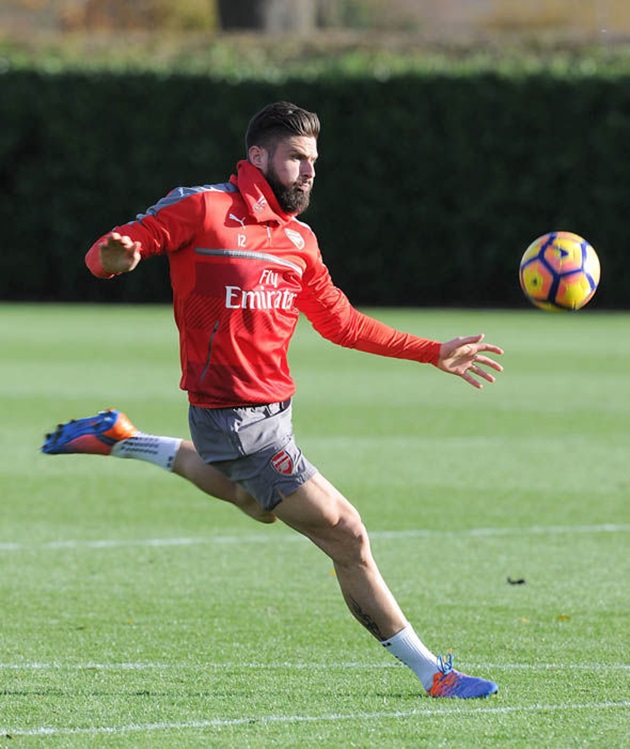 Olivier Giroud cố gắng lấy lại phong độ. Ảnh: Express.