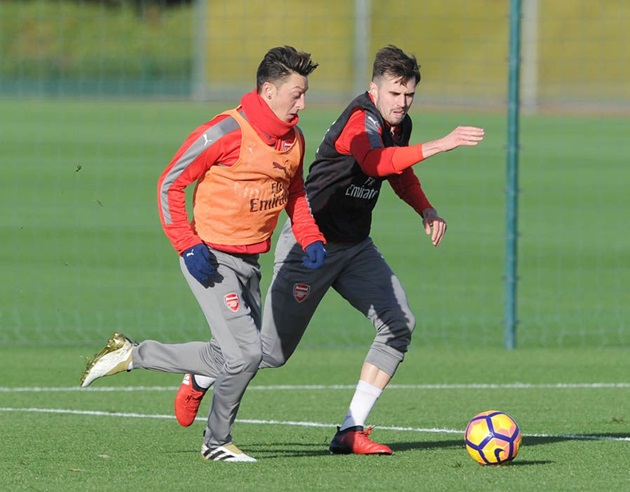 Mesut Oezil tranh bóng cùng Carl Jenkinson. Ảnh: Express.