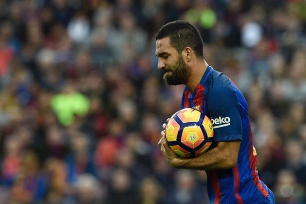 Arda Turan cũng không tỏa sáng như những lần đóng thể trước đó. Ảnh: Mirror.