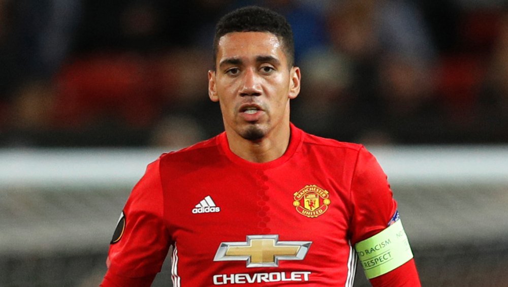 M.U chuẩn bị trói chân Smalling. Ảnh: Squawka.