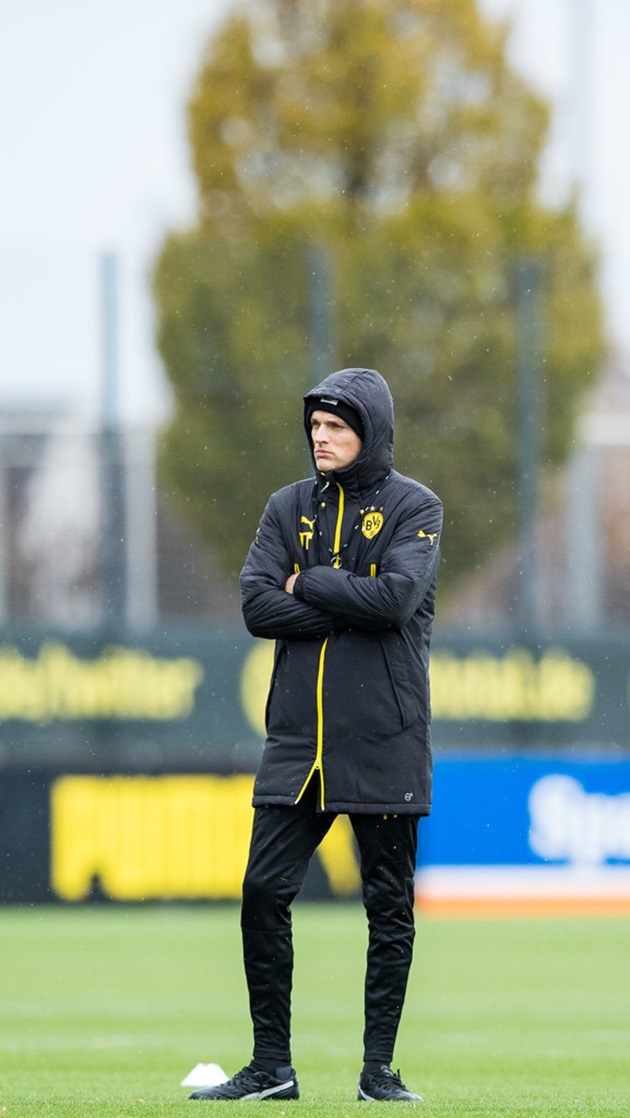Thomas Tuchel đội mưa ra sân tập cùng các học trò. Ảnh: Zimbio.