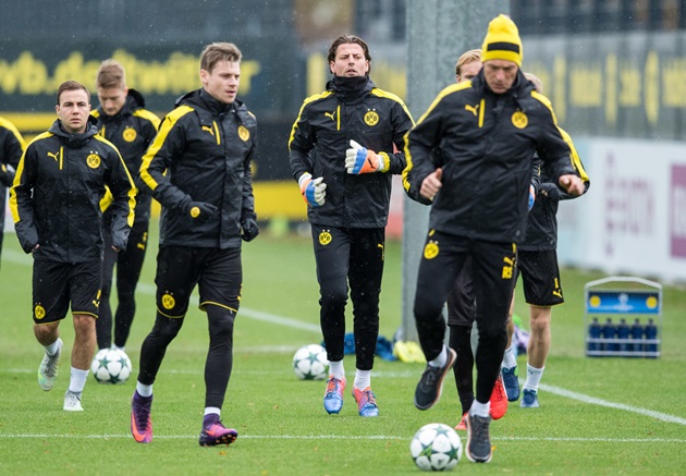 Tiền vệ Mario Goetze và các đồng đội chạy bộ rèn thể lực. Ảnh: Zimbio.