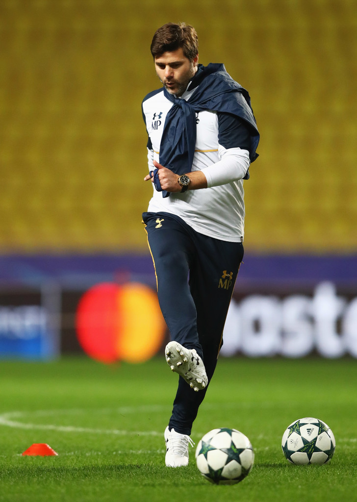 HLV Mauricio Pochettino ra sân tập cùng các học trò. Ảnh: Zimbio.