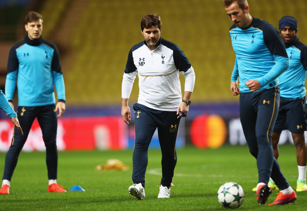 Ông còn tham gia vào các tình huống tranh bóng. Ảnh: Zimbio.