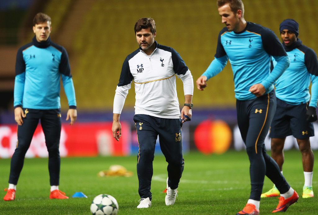 Áp lực đè lên đôi vai của HLV người Argentina là rất nặng nề vào lúc này. Ảnh: Zimbio.