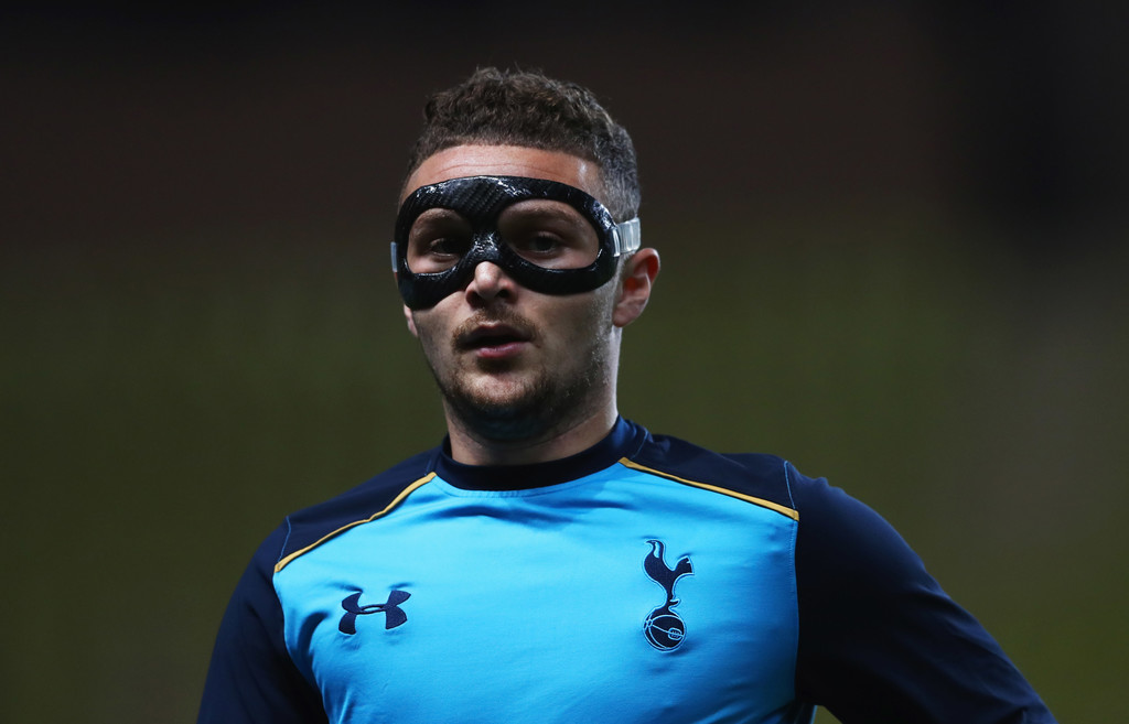 Kieran Trippier phải mang mặt nạ trên sân tập vì chấn thương. Ảnh: Zimbio.