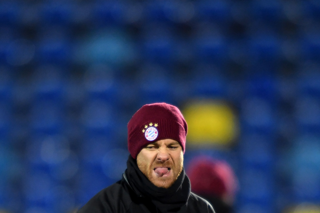 Biểu cảm khá 'ngộ nghĩnh' của Xabi Alonso trên sân tập. Ảnh: Zimbio.