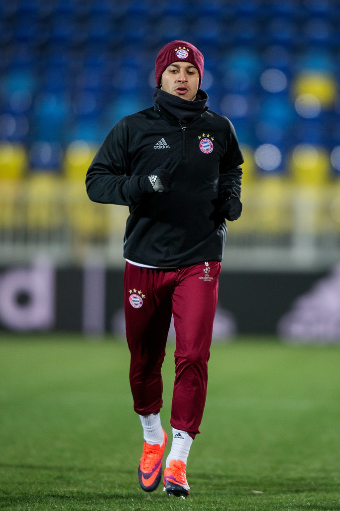 Thiago Alcantara khởi động trên sân. Ảnh: Zimbio.