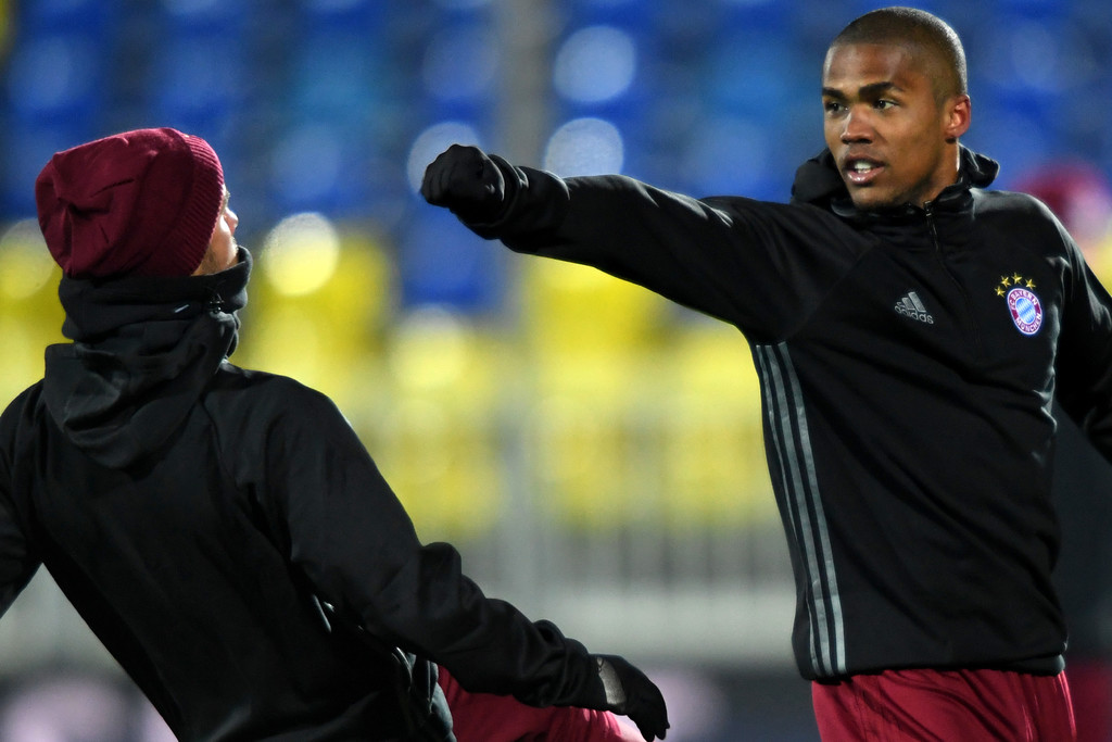 Douglas Costa trêu ghẹo đồng đội. Ảnh: Zimbio.