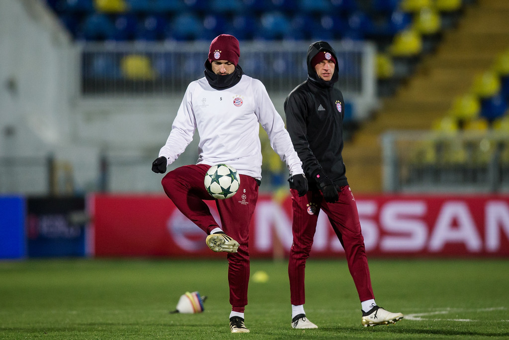 Các cầu thủ Bayern vẫn bình thản dù vừa thất bại trước Dortmund. Ảnh: Zimbio.