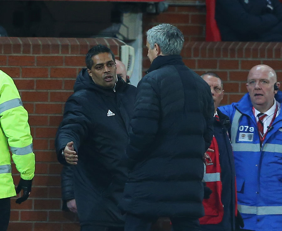 Mourinho bị truất quyền chỉ đạo. Ảnh: Daily Star.