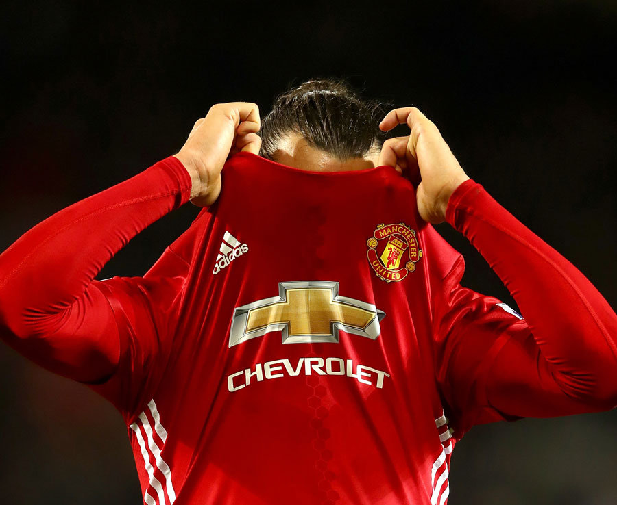 Ibrahimovic bó tay trước hàng thủ West Ham. Ảnh: Daily Star.