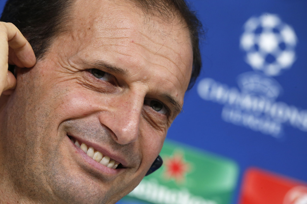HLV Massimiliano Allegri thoải mái trong buổi phỏng vấn trước trận. Ảnh: Zimbio.
