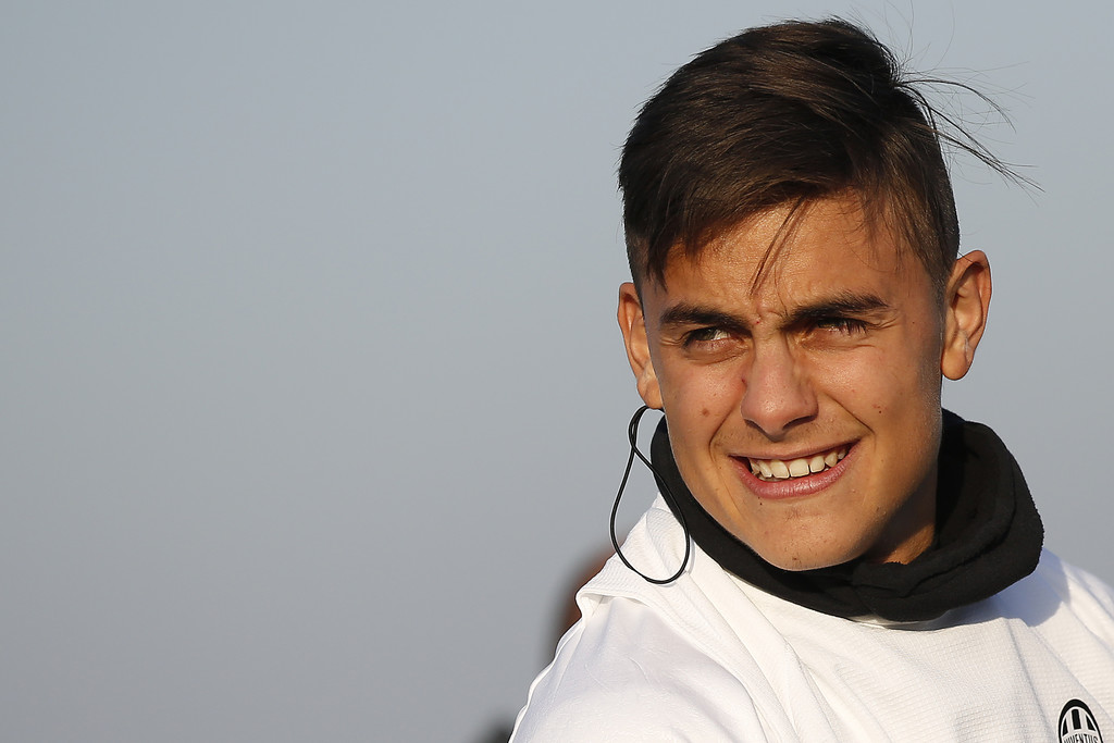 Paulo Dybala cười tươi trên sân tập. Ảnh: Zimbio.