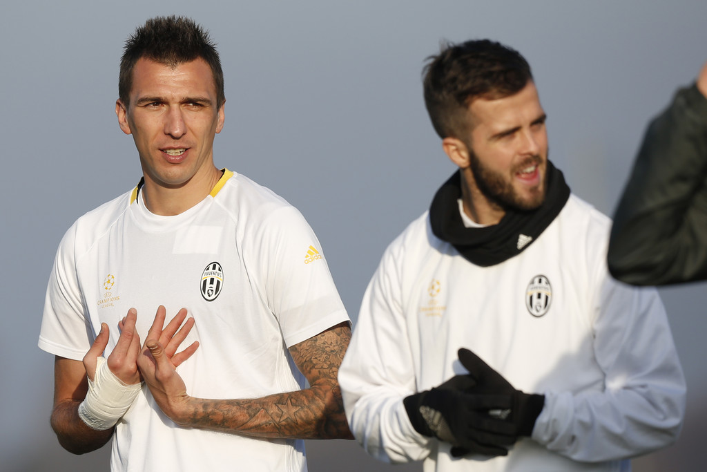 Hầu như các cầu thủ Juventus đều rất thoải mái trước trận đấu này. Ảnh: Zimbio.