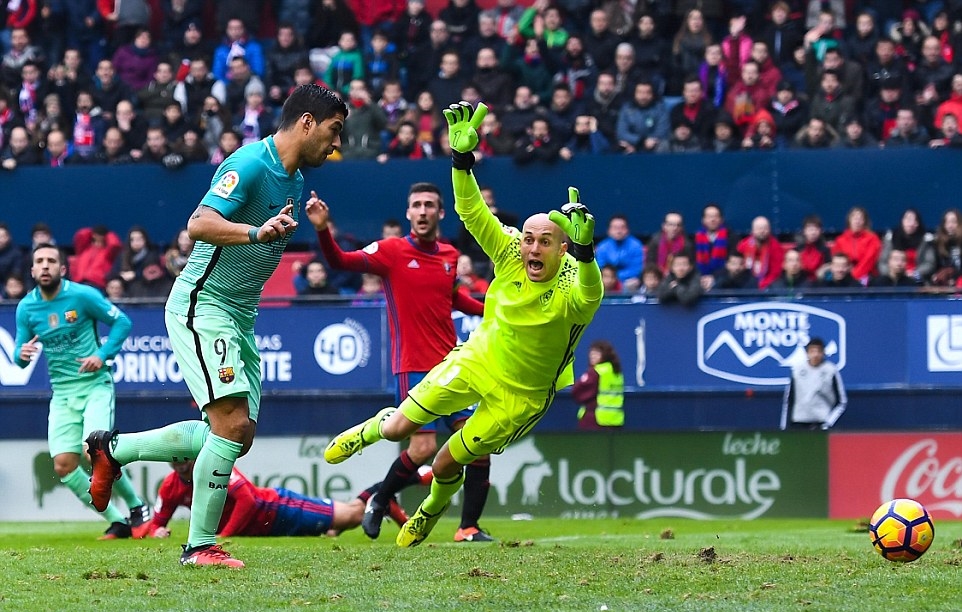 Suarez mở điểm cho đội khách. Ảnh: Daily Mail.