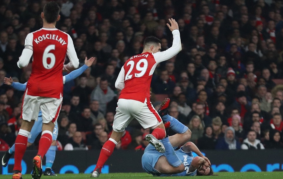 Pha phạm lỗi của Xhaka trong vòng cấm với Joe Allen. Ảnh: Daily Mail.