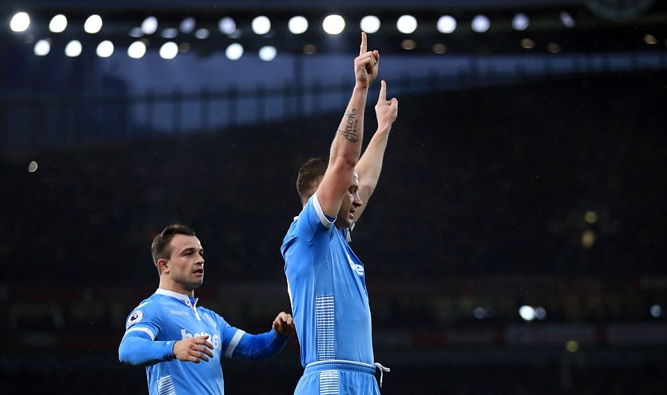 Trọng tài chỉ tay vào chấm 11m và Charlie Adam không mắc sai lầm nào mở tỷ số trận đấu. Ảnh: Daily Mail.