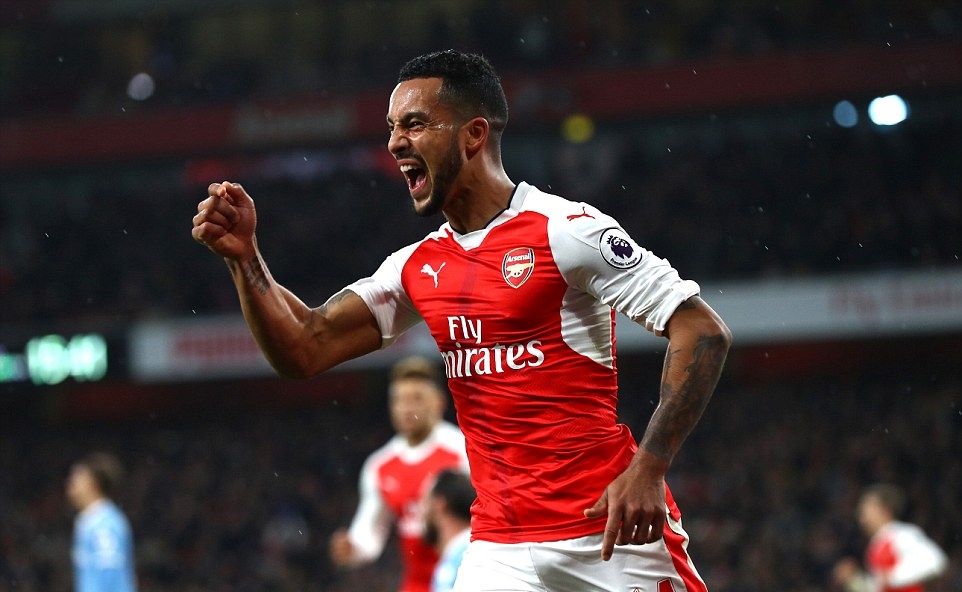 Theo Walcott có pha dứt điểm chuẩn xác gỡ hòa cho Arsenal. Ảnh: Daily Mail.